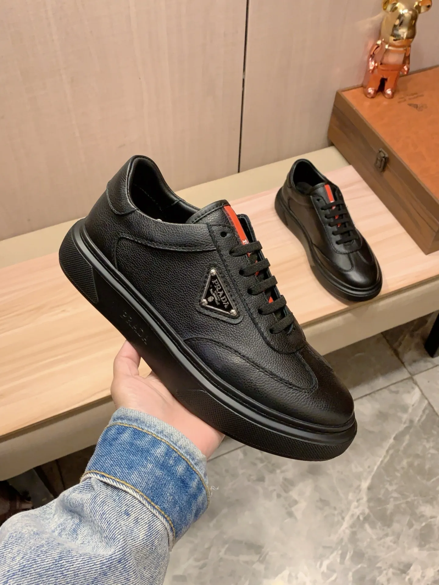 New model: Factory price: 460💰💰🎩🎩[Lightning][Lightning] "Prada Men's Shoes 💰pRADA*" The latest and most popular casual shoes, top brands [seduce] luxury~purchase, top~quality. [Strong] The upper is made of imported breathable and polished cowhide material ➕ Breathable sheepskin feet (•) with fine workmanship. The original stylish and stylish soft rubber wear-resistant and non-slip outsole is light and comfortable on the feet. The real thing looks better when photographed in person. 0186: code: 38-44, 4️⃣ colors selected